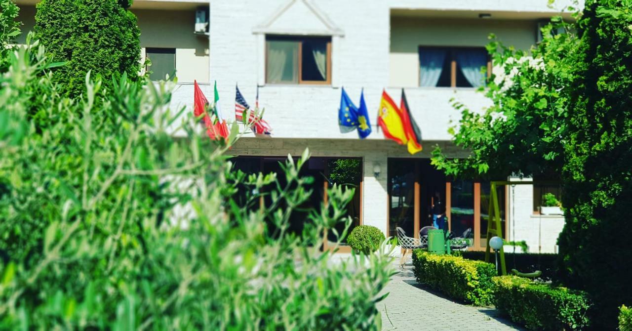 Hotel Ambasador Garden Лежа Екстер'єр фото