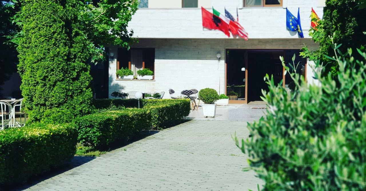 Hotel Ambasador Garden Лежа Екстер'єр фото